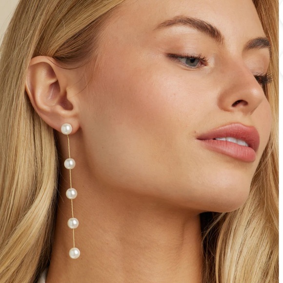 UNTAMED PETALS BY AMANDA JUDGE Jewelry - Untamed Petals Harper Pearl Drop Earrings in Silver